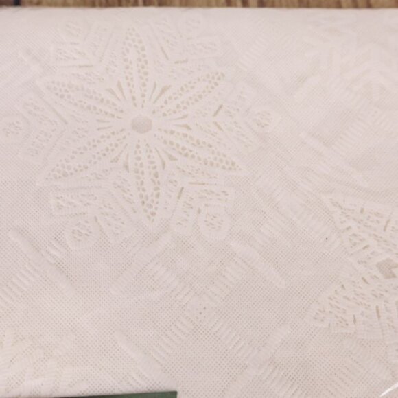 Vintage Holiday Time Christmas Tablecloth Vinyl  54" X 72" Snowflake Lace - Picture 6 of 7